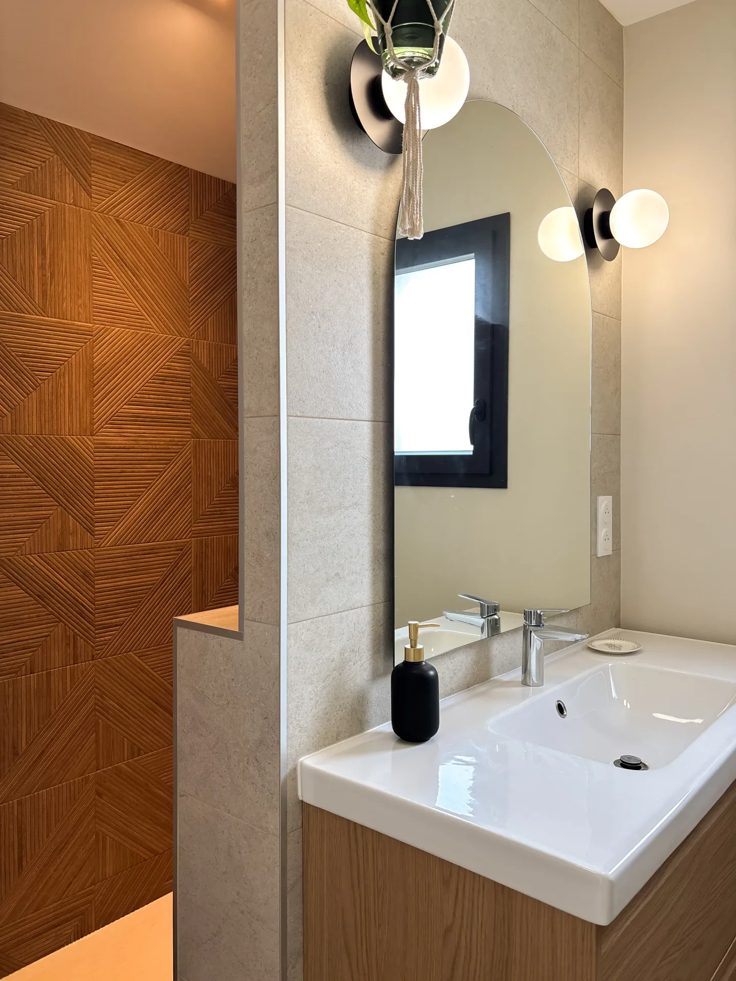 SALLE D'EAU SOUS RAMPANTS